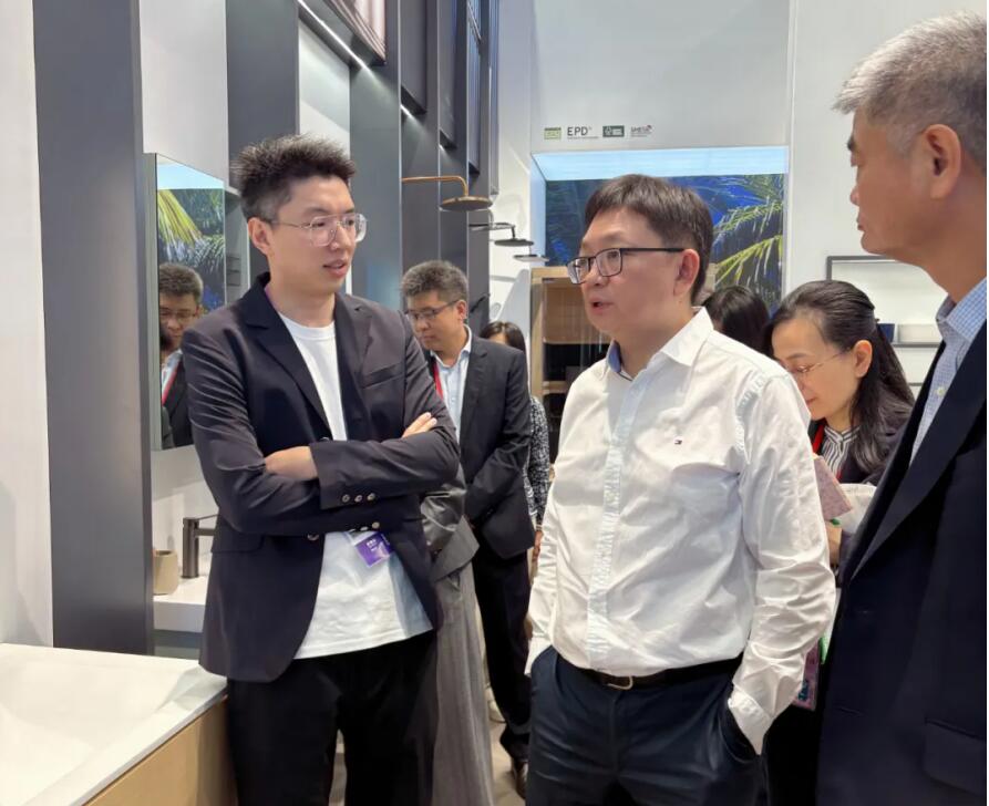 商務(wù)部領(lǐng)導(dǎo)一行蒞臨廣交會展位 歐路莎衛(wèi)浴獲肯定
